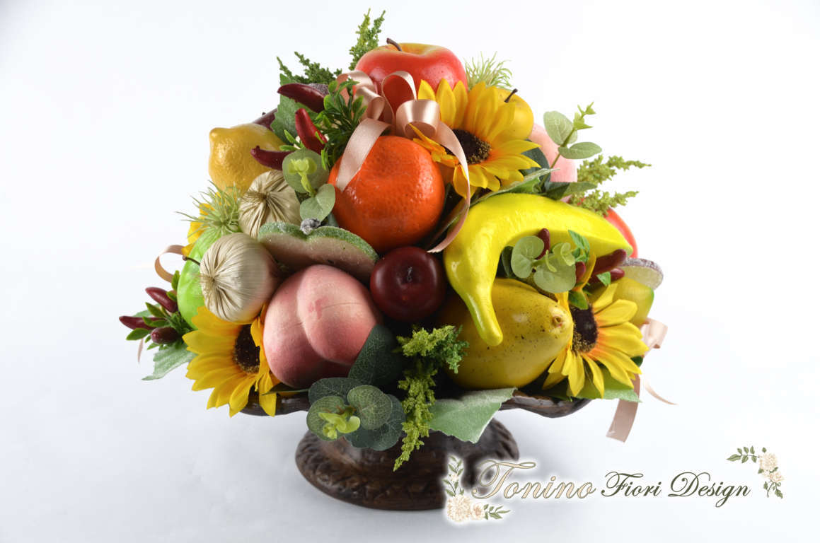 Centro tavolo alzata terracotta frutta e girasoli