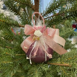 Pallina di natale in vetro rosa cipolla con decorazioni panna e rosa Ø 8cm