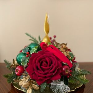 Centrotavola natalizio tondo con rose rosse in velluto e decori