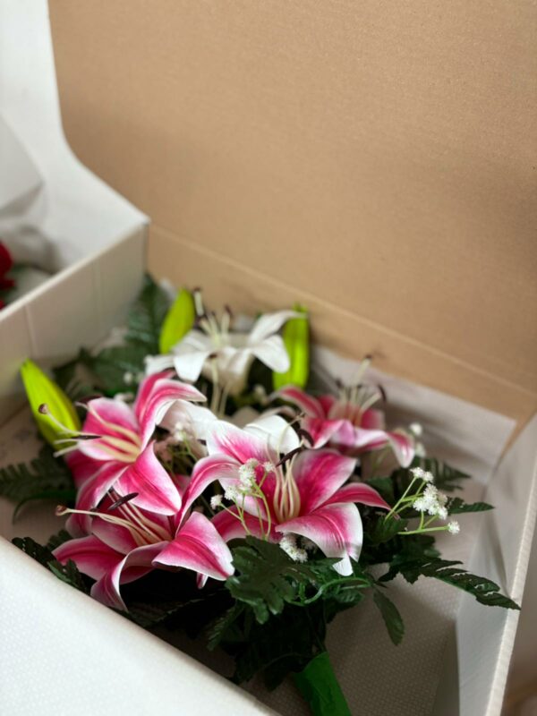 Fiori artificiali per cimitero mazzo con Lilium bianchi e beauty - immagine 2