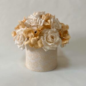 Cappelliera decorata con merletto in rose avorio e ortensie ecru