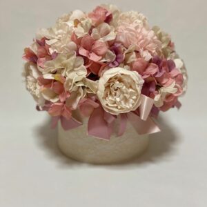Cappelliera decorata con merletto peonie dalie e ortensie COLORE: avorio, rosa cipria, mauve