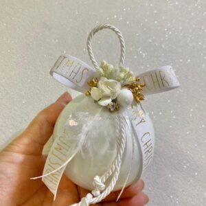 Pallina di Natale in vetro bianca con fiocco con scritta Merry Christmas, decorazioni bianche e oro  Ø 8