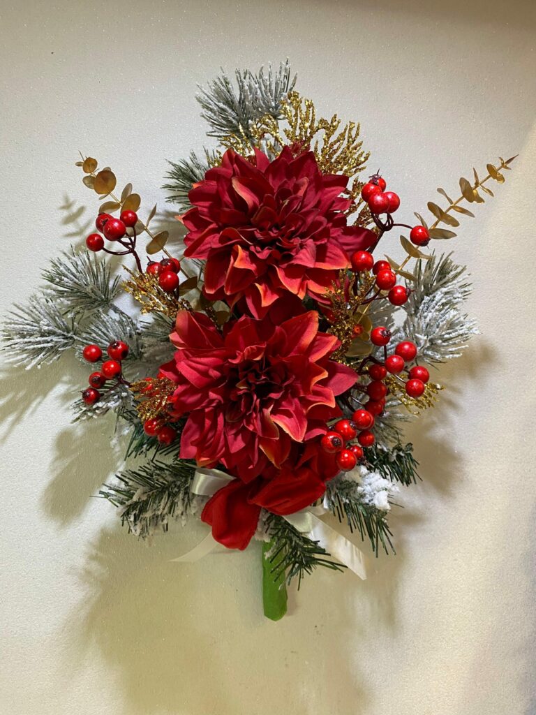 Fiori artificiali per cimitero mazzo natalizio con rami di abete e dalia rossa