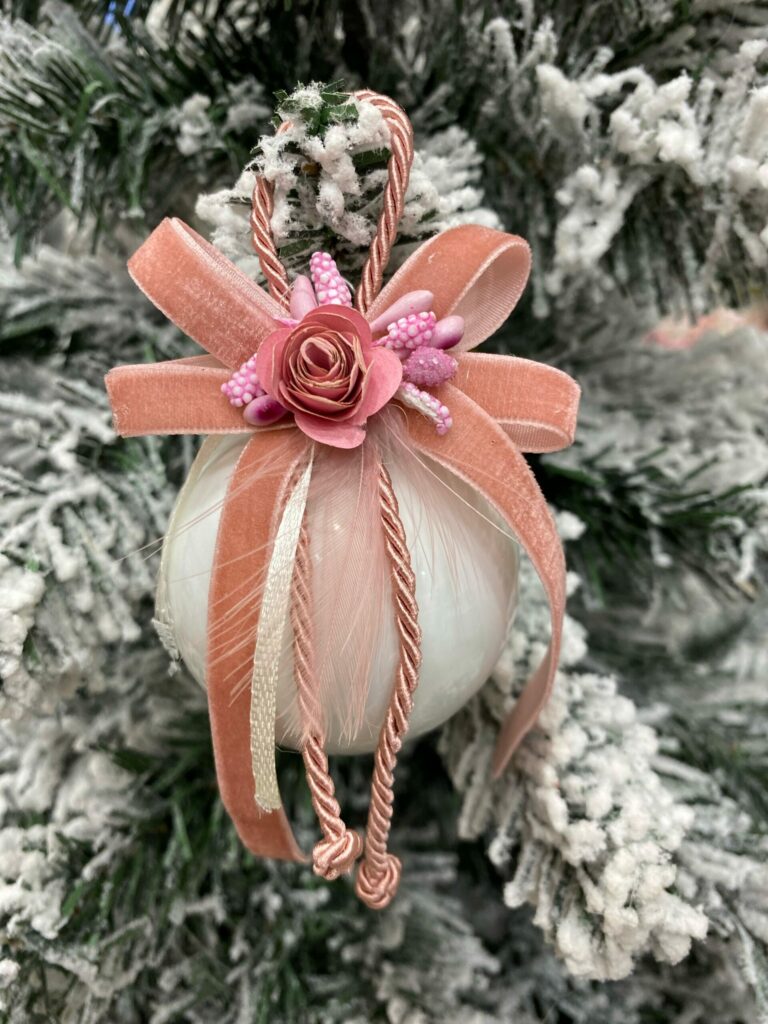 Pallina di Natale in vetro bianca con fiocco rosa e decorazioni   Ø 5cm