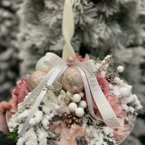 Centrotavola natalizio tondo con rose e decori