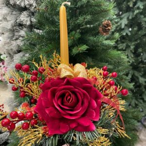 Centrotavola natalizio tondo con rose rosse in velluto e decori