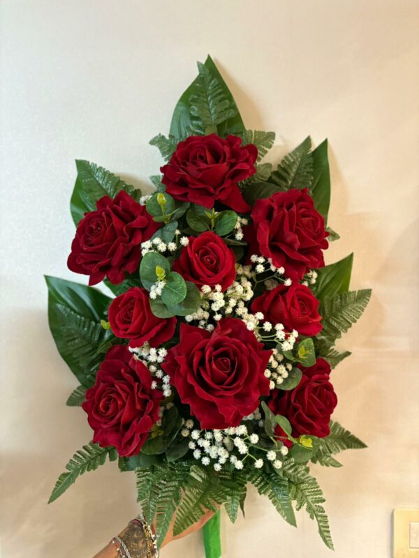 Fiori artificiali per cimitero mazzo con nove rose rosse in velluto - immagine 2