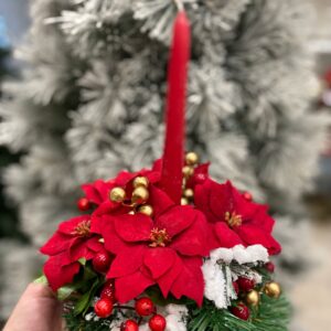 Centrotavola natalizio tondo con mini stelle natalizie rosse in velluto e decori