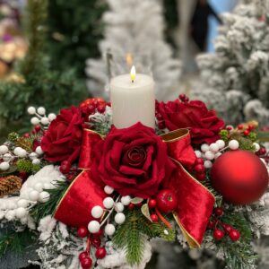 Centrotavola natalizio ovale con rose rosse in velluto e decori cm 65