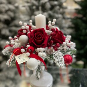 Centrotavola natalizio  con rose rosse in velluto e decori h 35 cm