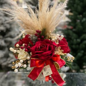 Centrotavola natalizio in vaso di vetro con rose rosse in velluto e decori h 45/50 cm