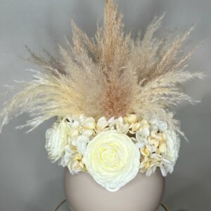Centrotavola con fiori artificiali composto da ranuncoli panna, ortensie e rami di pampas Ø 33