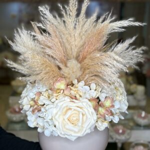 Centrotavola con fiori artificiali composto da rose in velluto panna, ortensie e rami di pampas Ø 33