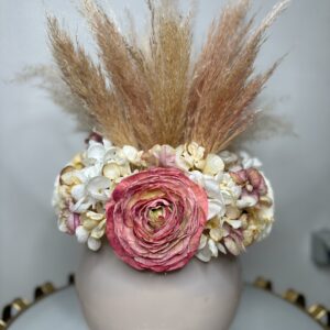 Centrotavola con fiori artificiali composto da ranuncoli panna e rosa e rami di pampas Ø 33