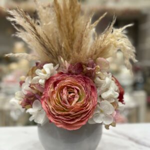 Centrotavola con fiori artificiali composto da ranuncoli rosa ortensie e rami di pampas Ø 25 cm