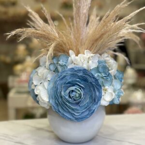 Centrotavola con fiori artificiali composto da ranuncoli azzurri ortensie e rami di pampas Ø 25 cm