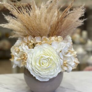 Centrotavola con fiori artificiali composto da ranuncoli panna ortensie e rami di pampas Ø 25 cm
