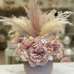 Centrotavola con fiori artificiali composto da peonie rosa ortensie e rami di pampas Ø 30 cm