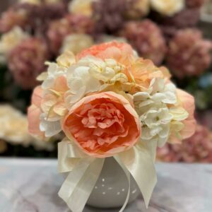 Centrotavola composto da peonie color pesca e ortensie Ø 25 cm