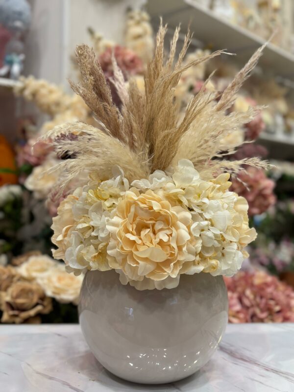 Centrotavola composto da Peonie beige, ortensie e rami di pampas