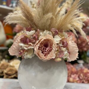 Centrotavola con fiori artificiali da peonie rosa, ortensie e rami di pampas  Ø 33