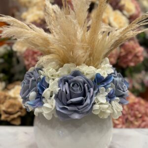 Centrotavola con fiori artificiali composto da rose in velluto azzurro polvere, ortensie e rami di pampas Ø 33