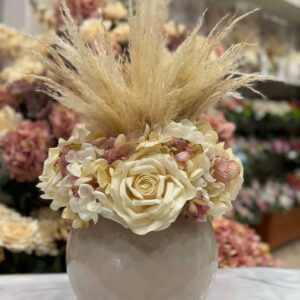 Centrotavola con fiori artificiali composto da rose in velluto panna, ortensie e rami di pampas Ø 33