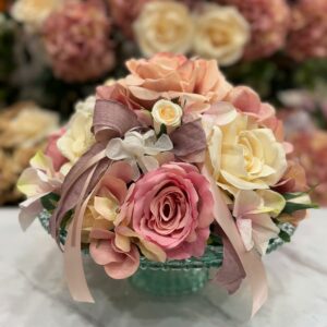 Centrotavola con fiori artificiali composto da rose e decorazioni realizzato in un’alzata in vetro verde tiffany  Ø 28 cm