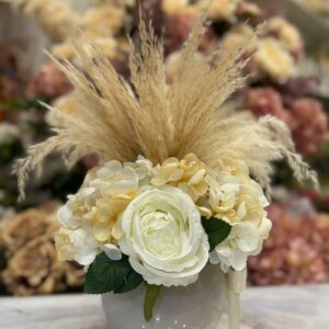 Centrotavola con fiori artificiali composto da rose panna, ortensie e rami di pampas Ø 25 cm