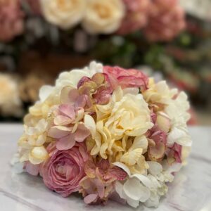 Centrotavola con fiori artificiali composto da ranuncoli piccoli e ortensie  Ø 20 cm