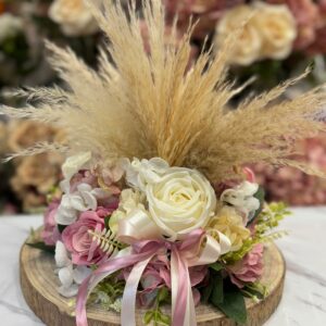 Centrotavola con fiori artificiali, base in legno composto da rose, ortensie e rami di pampas