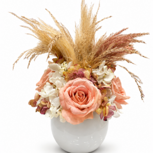 Centrotavola con fiori artificiali composto da rose in velluto di colore rosa, ortensie e rami di pampas Ø 25 cm