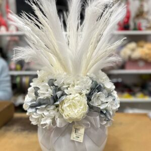 Centrotavola con fiori artificiali composto peonie bianche, ortensie bianche e argento e piume bianche Ø 33