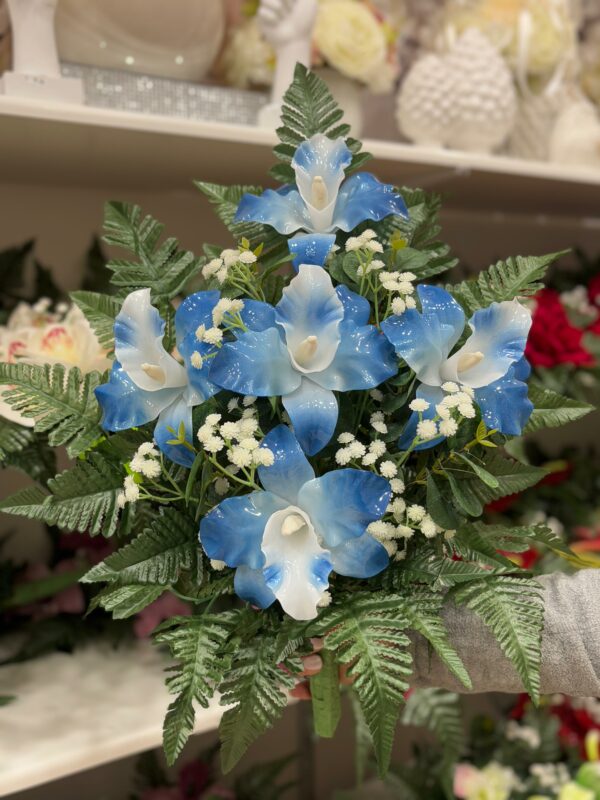 Fiori artificiali per cimitero mazzo con quattro catleya in vetroresina blu