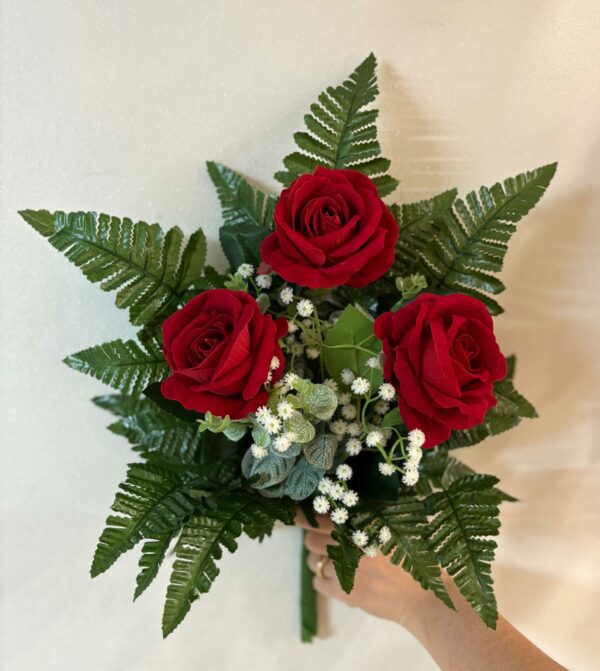 Fiori artificiali per cimitero mazzo con boccioli di rose rosse in velluto
