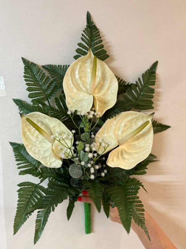 Fiori artificiali per cimitero mazzo con tre anthurium bianchi