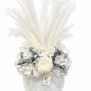 Centrotavola con fiori artificiali composto peonie bianche, ortensie bianche e argento e piume bianche Ø 33
