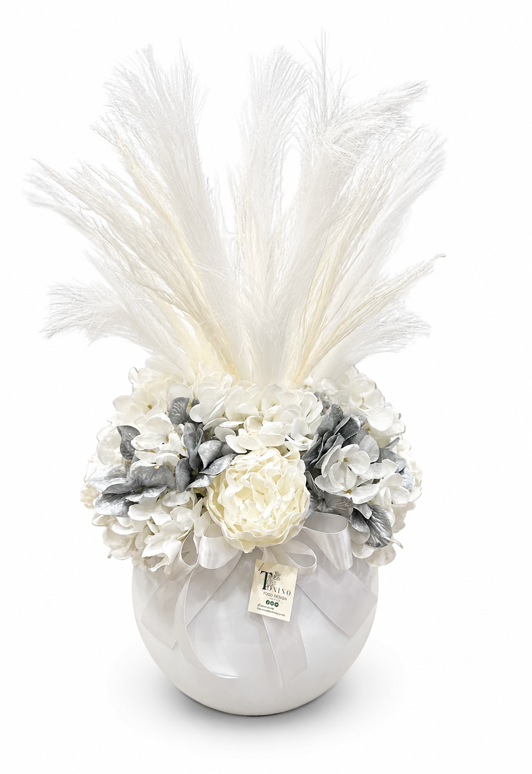Centrotavola con fiori artificiali composto peonie bianche, ortensie bianche e argento e piume bianche Ø 33