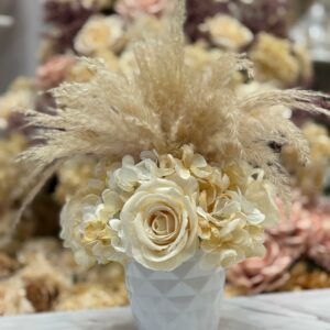 Centrotavola con vaso in ceramica fiori artificiali composto da rose panna, ortensie e rami di pampas Ø 25 cm