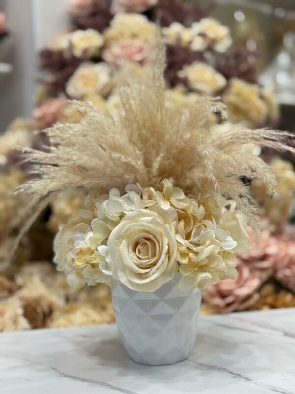 Centrotavola con vaso in ceramica fiori artificiali composto da rose panna, ortensie e rami di pampas Ø 25 cm