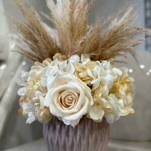 Centrotavola con fiori artificiali composto da rose in velluto panna, ortensie e pampas  Ø 25 cm