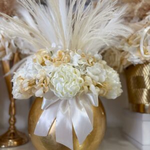 Centrotavola con ampolla oro con fiori artificiali composto peonie bianche, ortensie pampas e piume bianche Ø 33
