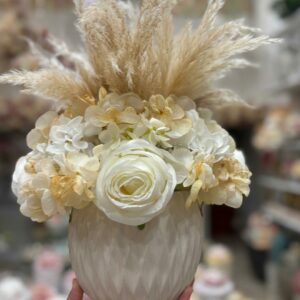 Centrotavola con fiori artificiali composto da rose panna, ortensie e pampas Ø 25 cm