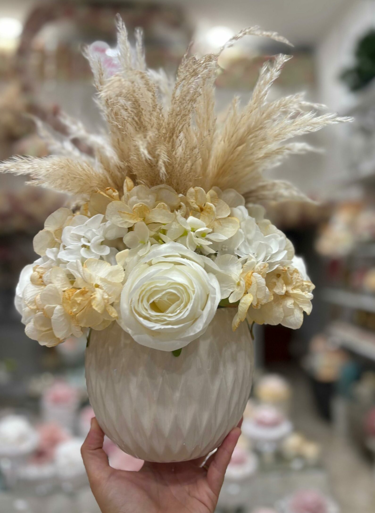 Centrotavola con fiori artificiali composto da rose panna, ortensie e pampas Ø 25 cm