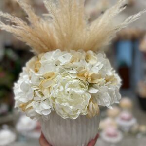 Centrotavola con fiori artificiali composto da peonie, ortensie e pampas Ø 25 cm