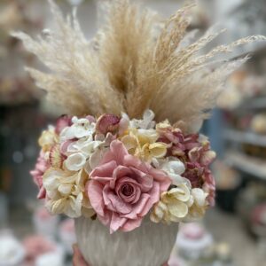 Centrotavola con fiori artificiali composto da roselline di colore rosa, ortensie e pampas Ø 25 cm