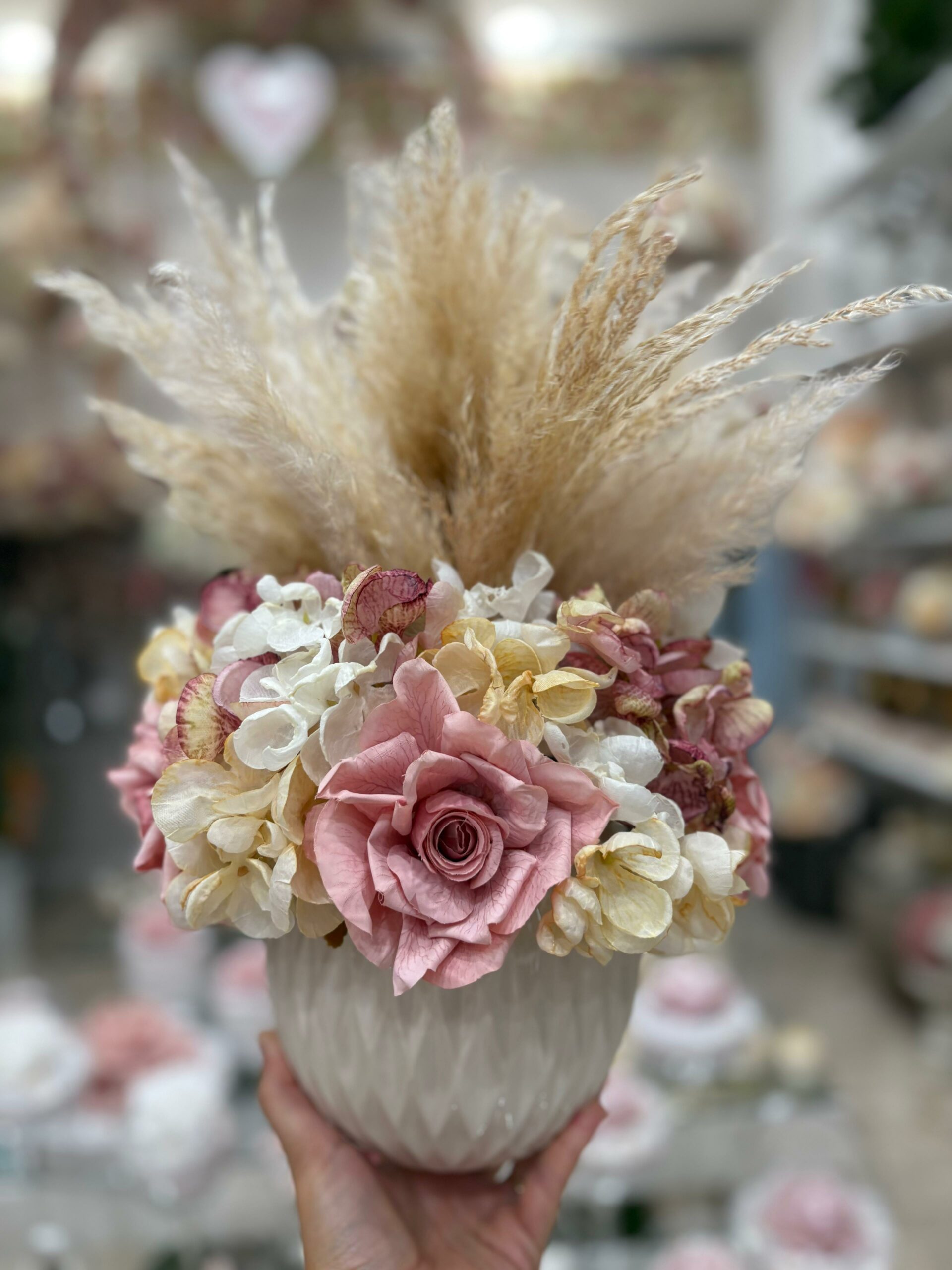 Centrotavola con fiori artificiali composto da roselline di colore rosa, ortensie e pampas Ø 25 cm