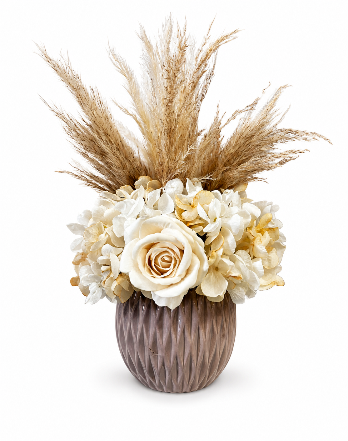 Centrotavola con fiori artificiali composto da rose in velluto panna, ortensie e pampas  Ø 25 cm