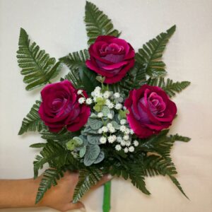 Fiori artificiali per cimitero mazzo con boccioli di rose fucsia in velluto